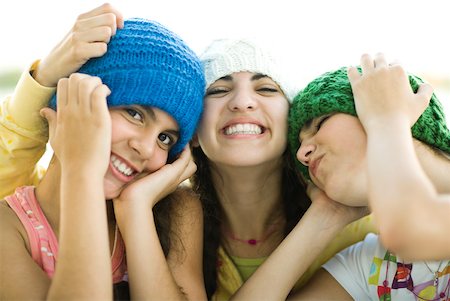 simsearch:695-03375993,k - Trois jeunes amis femelles portant des chapeaux, de tricot souriant Photographie de stock - Premium Libres de Droits, Code: 632-01380448