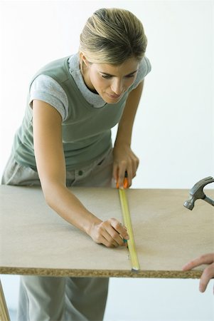 Woman using measuring tape to draw line on wood board Foto de stock - Sin royalties Premium, Código: 632-01380544