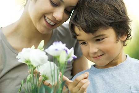 simsearch:695-03379014,k - Mutter und Sohn Blumen zusammen betrachten Stockbilder - Premium RF Lizenzfrei, Bildnummer: 632-01380704