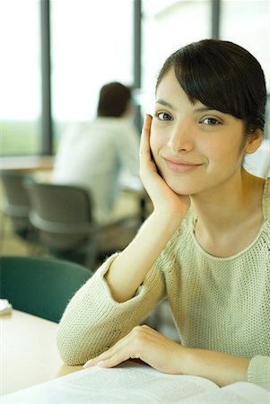 simsearch:695-03376141,k - Young woman studying in university library, smiling at camera Foto de stock - Royalty Free Premium, Número: 632-01611722