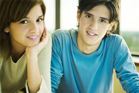 simsearch:695-03376140,k - Two college students, smiling at camera, portrait Foto de stock - Sin royalties Premium, Código: 632-01611787