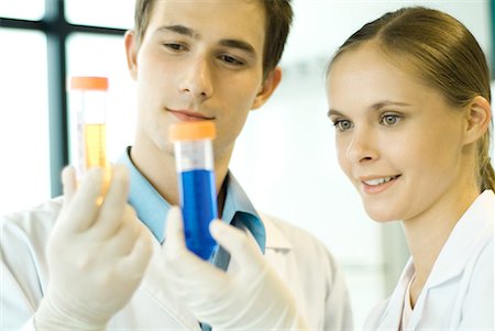 Jeunes scientifiques masculins et féminins, brandissant des tubes à essai Photographie de stock - Premium Libres de Droits, Code: 632-01611938