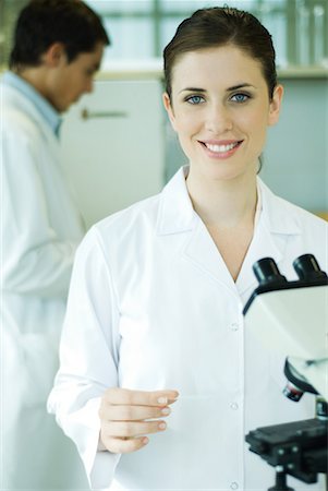 Junge Frau im Labor halten Mikroskop-Objektträger, Porträt Stockbilder - Premium RF Lizenzfrei, Bildnummer: 632-01612757