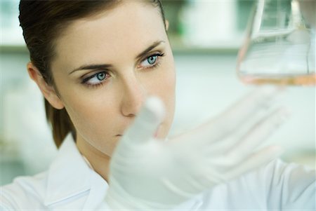 Young female researcher holding up flask, close-up Foto de stock - Sin royalties Premium, Código: 632-01612801