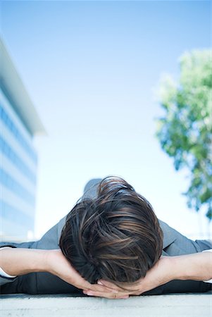 simsearch:695-03377027,k - Businessman lying on ground, surface level view Foto de stock - Sin royalties Premium, Código: 632-01612949