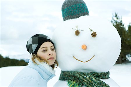 simsearch:695-03377027,k - Teenage girl leaning against snowman, cheek to cheek, portrait Foto de stock - Sin royalties Premium, Código: 632-01612992