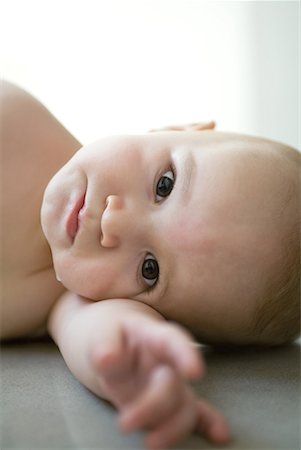 simsearch:695-03383388,k - Baby Blick in die Kamera, Kopf ruht am Arm, auf Seite Stockbilder - Premium RF Lizenzfrei, Bildnummer: 632-01613263