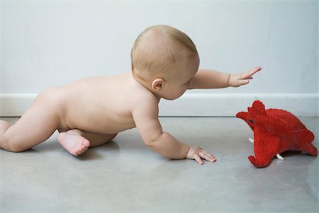 simsearch:632-06779167,k - Baby on floor reaching for elephant puppet Foto de stock - Royalty Free Premium, Número: 632-01636940