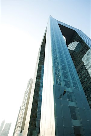 rappel - Window washer on side of skyscraper, low angle view Stock Photo - Premium Royalty-Free, Code: 632-01637845