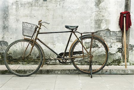 Bicycle and mop Stock Photo - Premium Royalty-Free, Code: 632-01637964