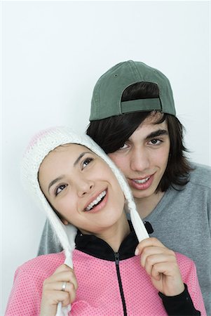 simsearch:632-01271583,k - Young couple wearing hats, portrait Foto de stock - Royalty Free Premium, Número: 632-01638404