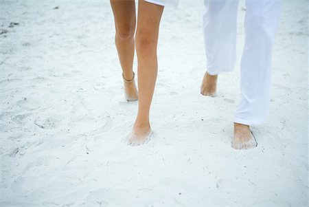 simsearch:6102-07789784,k - Couple marchant sur le sable, recadrée vue des jambes Photographie de stock - Premium Libres de Droits, Code: 632-01638742