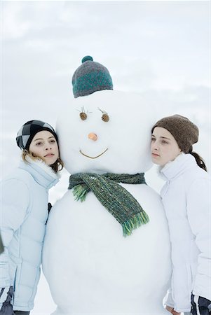 simsearch:633-01574164,k - Zwei Teen Girls gelehnt Schneemann Stockbilder - Premium RF Lizenzfrei, Bildnummer: 632-01638784