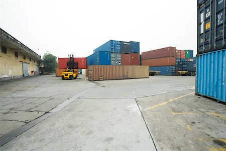 Forklift and cargo containers in industrial area Foto de stock - Sin royalties Premium, Código: 632-01784437