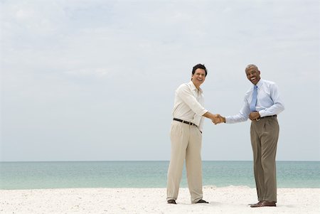 simsearch:696-03395223,k - Two businessmen shaking hands on the beach, both smiling at camera Foto de stock - Sin royalties Premium, Código: 632-01785084