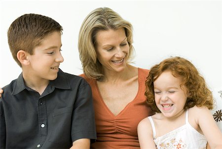 preteen boy happy white background - Mère et ses deux enfants sourire ensemble, gros plan Photographie de stock - Premium Libres de Droits, Code: 632-01785300