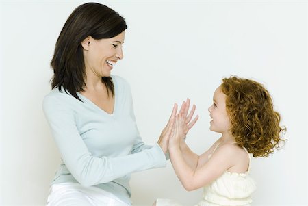 simsearch:695-03377858,k - Woman and little girl playing clapping game, side view Foto de stock - Sin royalties Premium, Código: 632-01785423