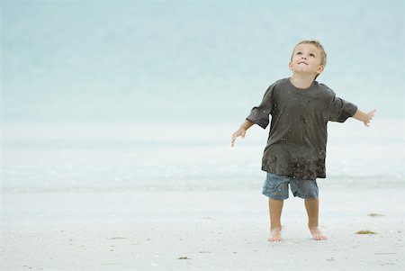 simsearch:695-03378542,k - Little boy on beach, splashing, looking up Foto de stock - Sin royalties Premium, Código: 632-01785456