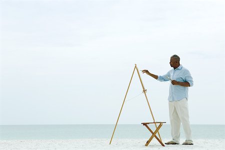 painter - Senior man painting canvas at the beach, side view Foto de stock - Sin royalties Premium, Código: 632-01828493