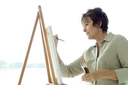 simsearch:695-03380815,k - Senior woman painting canvas, side view, close-up Fotografie stock - Premium Royalty-Free, Codice: 632-01828511