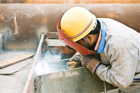 Welder working, side view Foto de stock - Sin royalties Premium, Código: 632-02038735