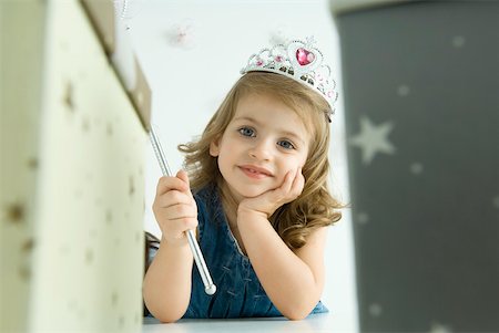 Girl dressed as a princess, hand under chin Stock Photo - Premium Royalty-Free, Code: 632-02128392