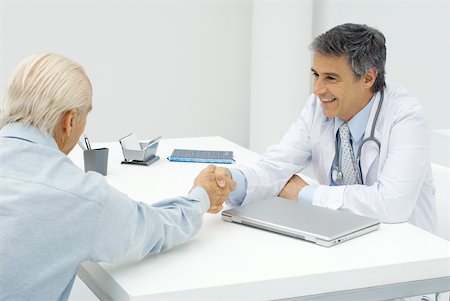 doctor appointment mature - Doctor shaking hands with patient Foto de stock - Sin royalties Premium, Código: 632-02227633