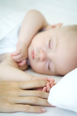 simsearch:632-03630113,k - Adult holding sleeping baby's hand, cropped view Fotografie stock - Premium Royalty-Free, Codice: 632-02282521