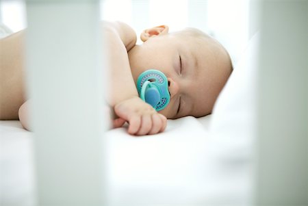 Baby sleeping in crib, pacifier in mouth Foto de stock - Sin royalties Premium, Código: 632-02282523