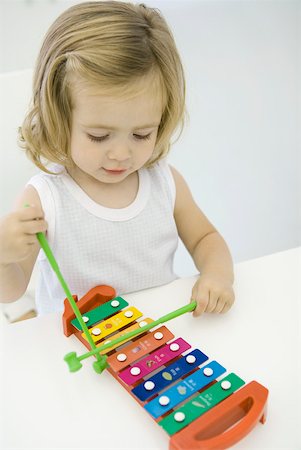 Toddler girl playing xylophone, high angle view Fotografie stock - Premium Royalty-Free, Codice: 632-02282566