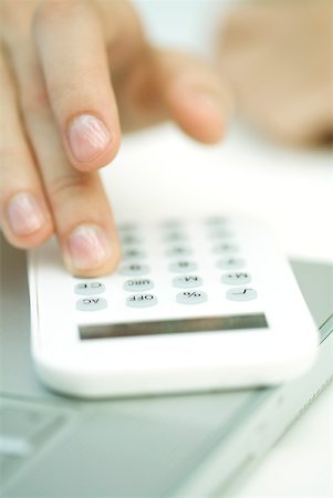 Woman's hand using calculator, extreme close-up Foto de stock - Sin royalties Premium, Código: 632-02282634