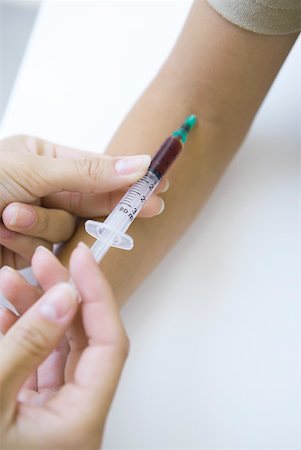 exames de sangue - Doctor taking patient's blood with syringe, cropped view Foto de stock - Royalty Free Premium, Número: 632-02282680