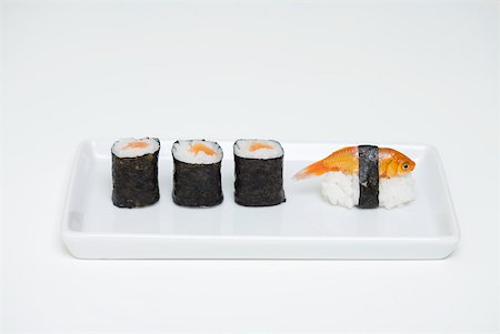 simsearch:695-03390144,k - Maki sushi and goldfish nigiri on plate Foto de stock - Sin royalties Premium, Código: 632-02282715