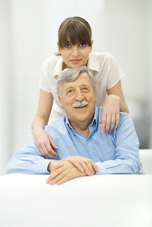 simsearch:695-03390320,k - Woman resting chin on top of father's head, both smiling at camera, portrait Foto de stock - Sin royalties Premium, Código: 632-02344950