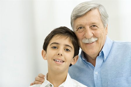 simsearch:614-06116055,k - Grand-père et son petit-fils souriant à la caméra, portrait Photographie de stock - Premium Libres de Droits, Code: 632-02345002