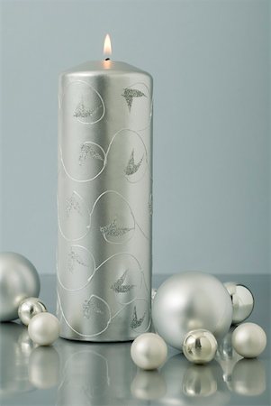 Silver advent candle surrounded by Christmas tree ornaments Foto de stock - Sin royalties Premium, Código: 632-02345018