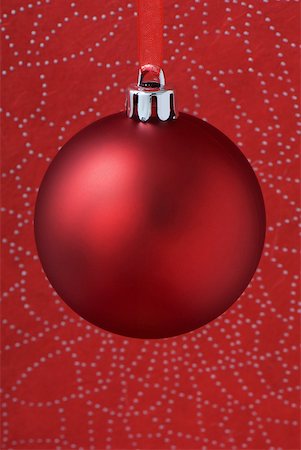 simsearch:632-02345018,k - Red Christmas tree ornament hanging from red ribbon Foto de stock - Royalty Free Premium, Número: 632-02345022