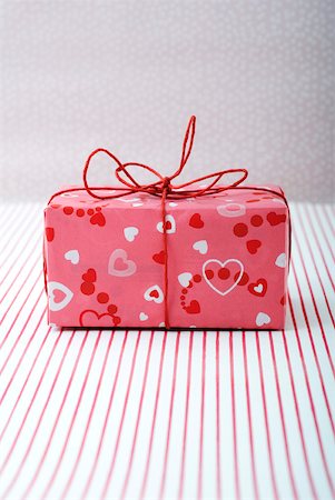 simsearch:632-02345024,k - Gift wrapped present Fotografie stock - Premium Royalty-Free, Codice: 632-02345034
