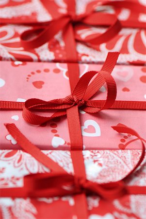 simsearch:696-03395299,k - Three gift wrapped presents, cropped Foto de stock - Sin royalties Premium, Código: 632-02345059