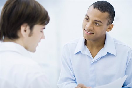 Young professional men face to face, smiling Foto de stock - Sin royalties Premium, Código: 632-02345144