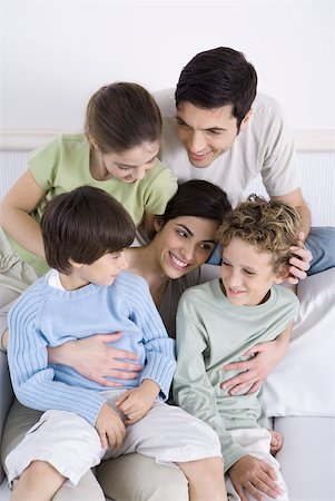 simsearch:632-02345201,k - Family sitting together on sofa, sons sitting in mother's lap, high angle view Foto de stock - Royalty Free Premium, Número: 632-02345173