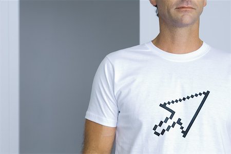 Homme portant tee-shirt imprimé avec le curseur de l'ordinateur, recadrée vue Photographie de stock - Premium Libres de Droits, Code: 632-02415956