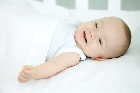 Baby lying on back, smiling, close-up Foto de stock - Sin royalties Premium, Código: 632-02416257