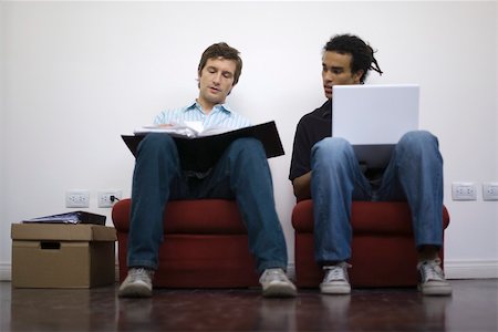 simsearch:632-05401087,k - Hommes travaillant côte à côte, un ordinateur portable, un liant Photographie de stock - Premium Libres de Droits, Code: 632-02644870
