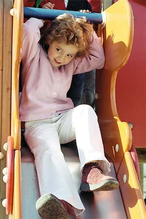 Girl playing on slide, full length Foto de stock - Sin royalties Premium, Código: 632-02690139