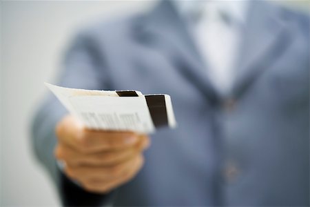 embarquement - Homme en costume détenant des billets Photographie de stock - Premium Libres de Droits, Code: 632-02690214