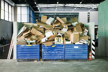 Bins overflowing with cardboard in recycling center Fotografie stock - Premium Royalty-Free, Codice: 632-02690385