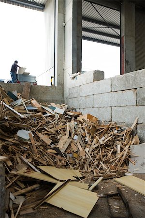 simsearch:632-02690387,k - Person entladen Stückchen Holz bei recycling-center Stockbilder - Premium RF Lizenzfrei, Bildnummer: 632-02690388