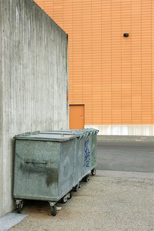 Trash bins in alleyway Foto de stock - Sin royalties Premium, Código: 632-02690392