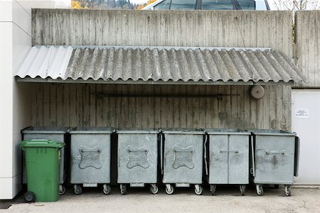 simsearch:632-05604122,k - Trash bins lined up under awning Foto de stock - Royalty Free Premium, Número: 632-02690407